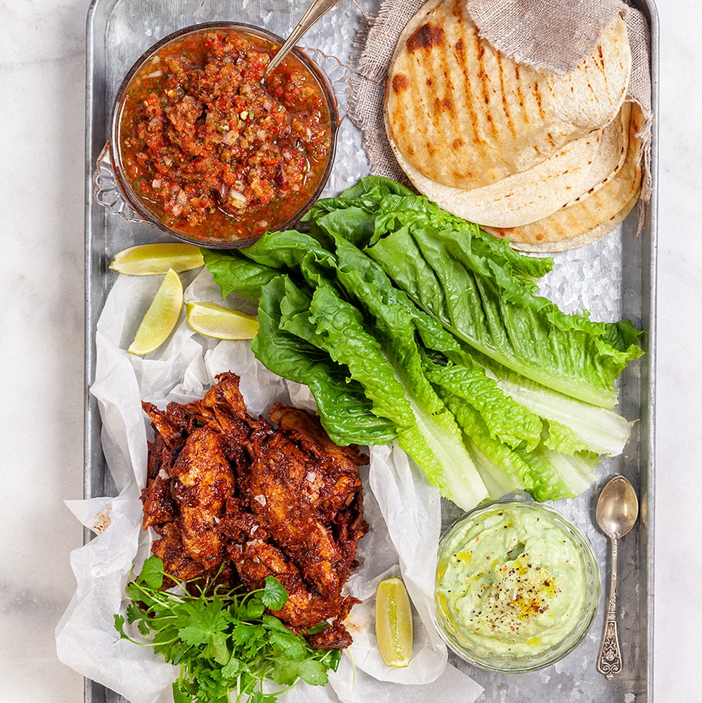 Pulled Oumph med tomatsalsa, guacamole och grillade majstortilla