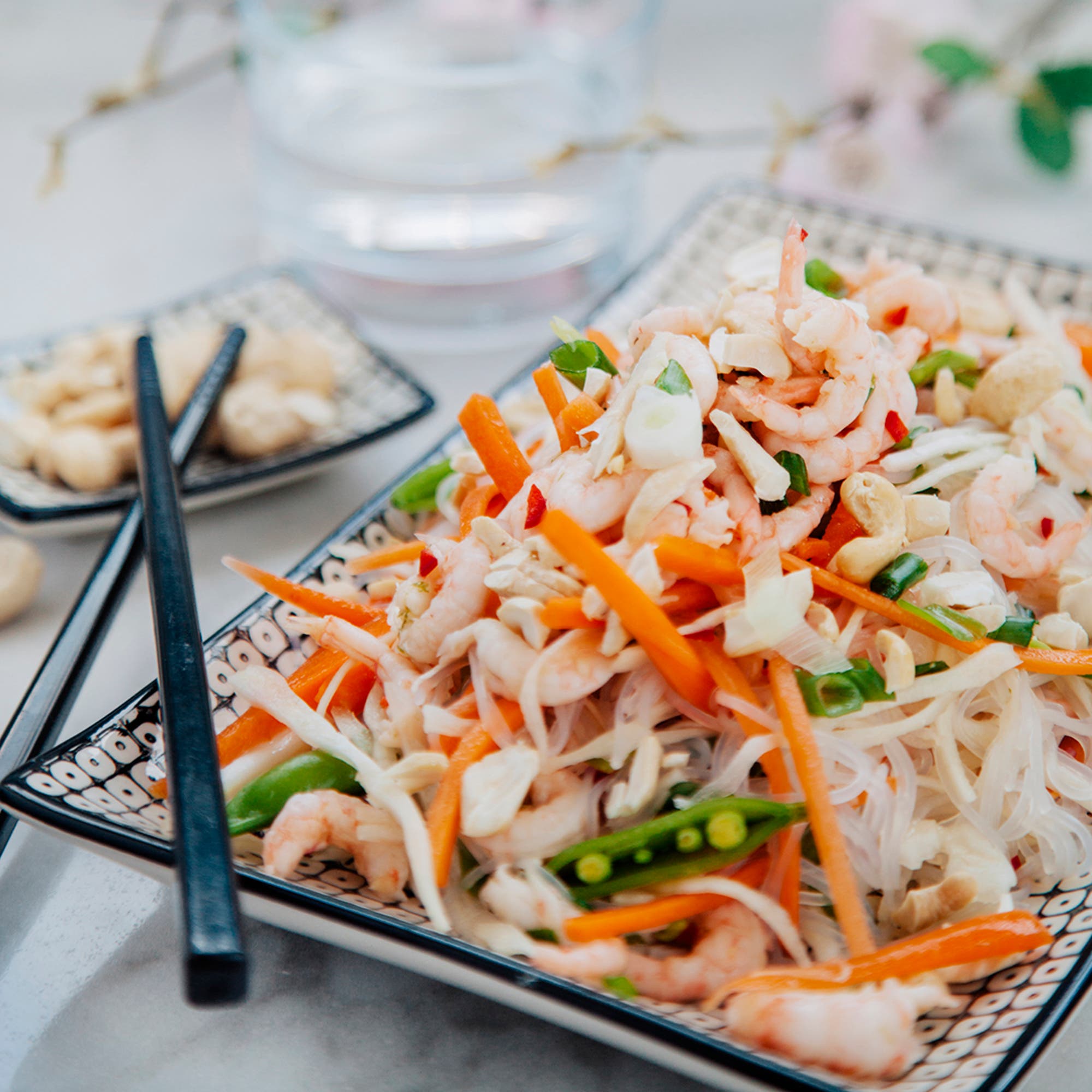Asiatisk glasnudelsallad med marinerade räkor