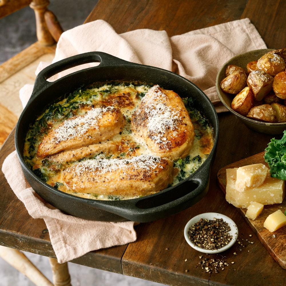 Parmesangratinerad kyckling på grönkålsbädd