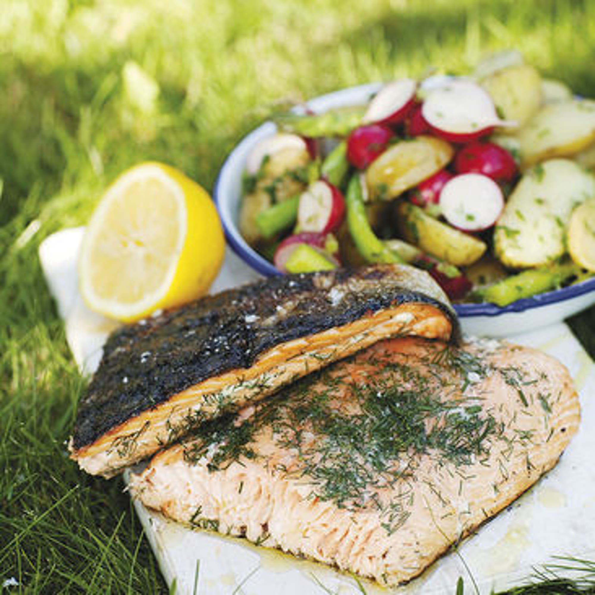 Grillad lax med äpple- och citronglaze och primörsallad