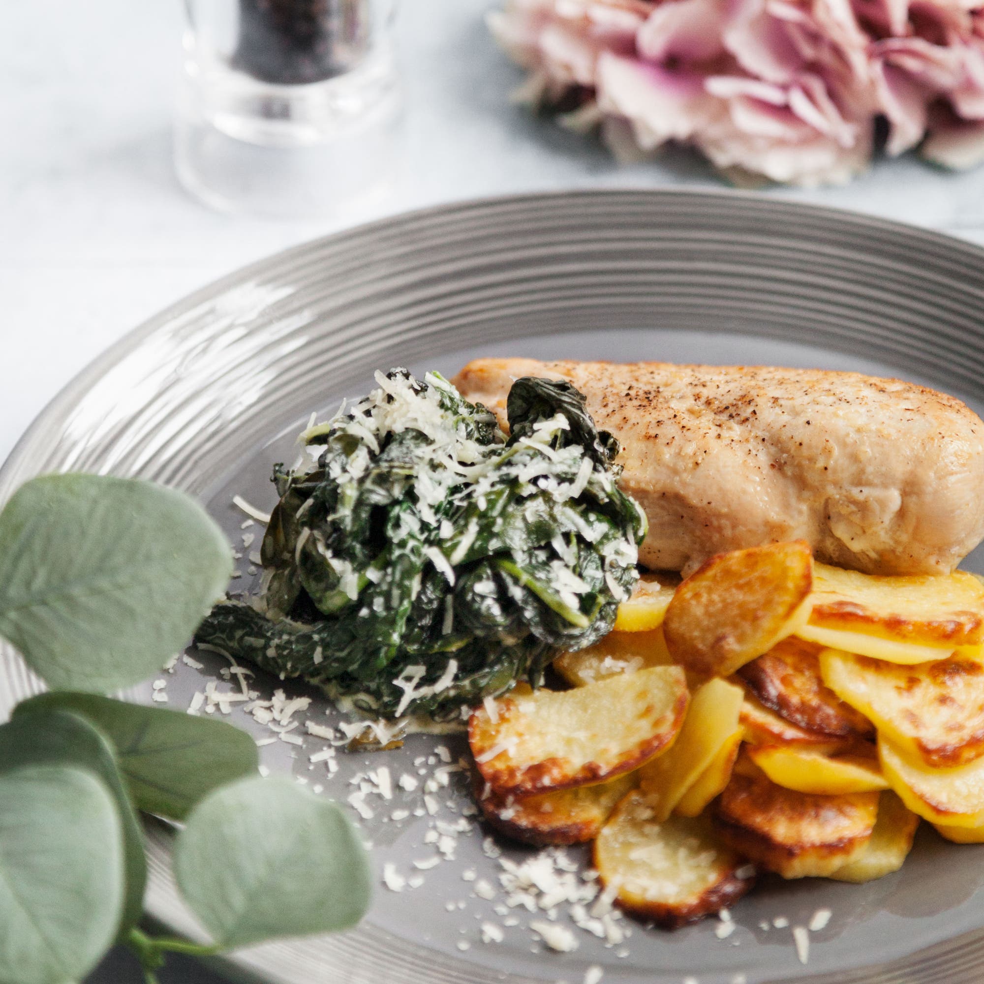 Parmesanslungad svartkål med stekt kyckling och rostad potatis