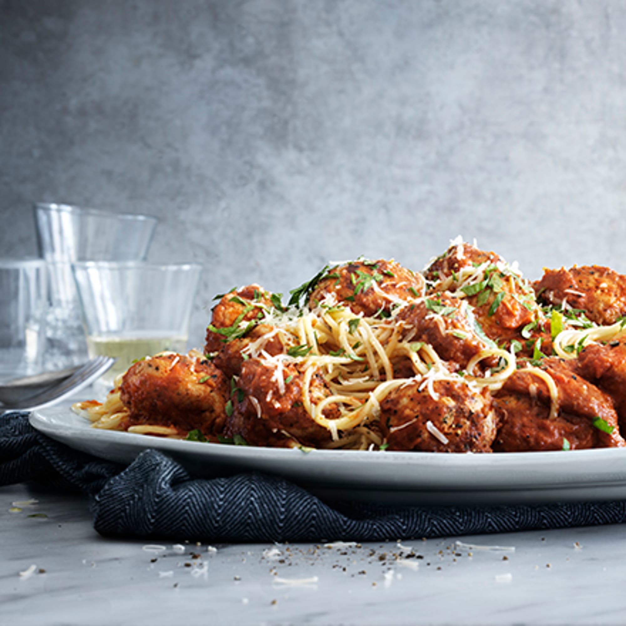 Italienska kycklingbullar med tomatsås och spaghetti