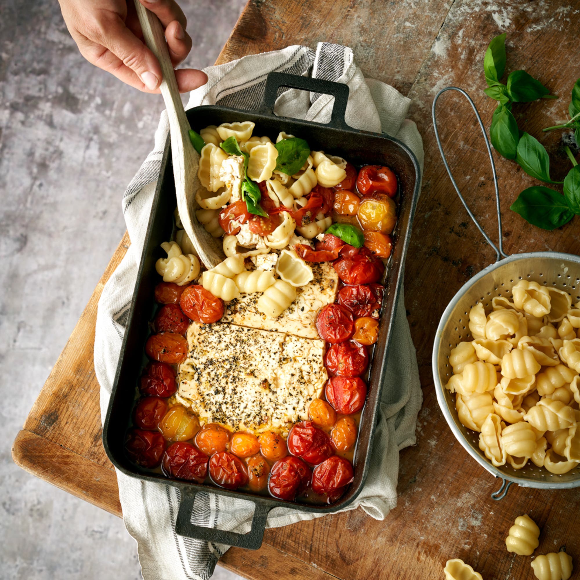 Pasta med gratinerad fetaost och tomat