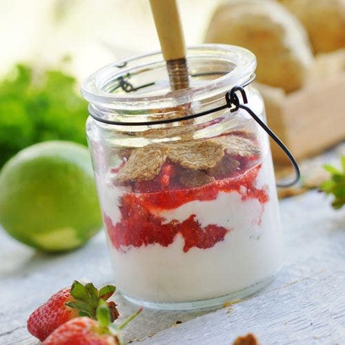 Havreflakes, limemarinerade jordgubbar och vaniljcrème fraîche