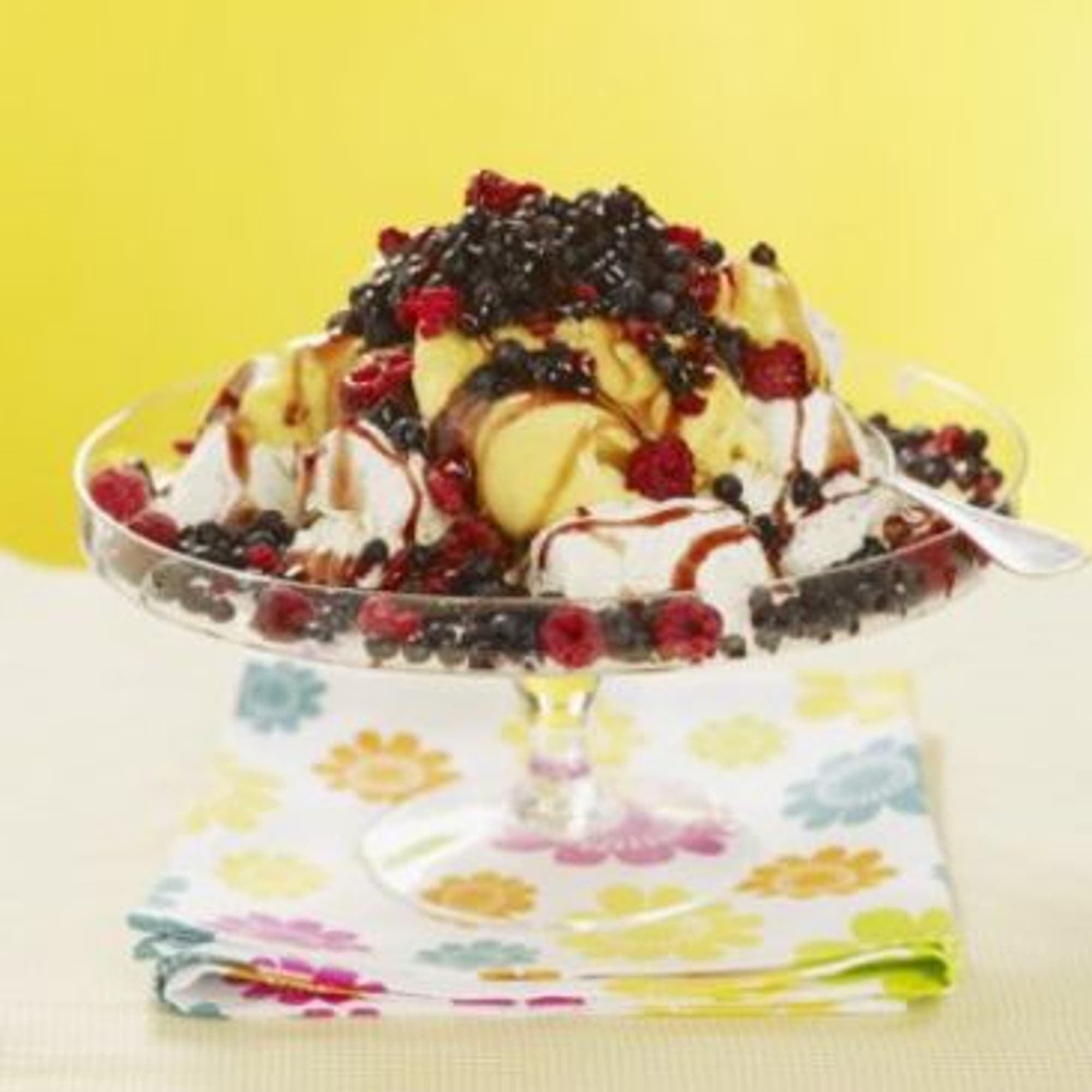 Glass, sorbet och frysta bär med varm hallonbalsamico
