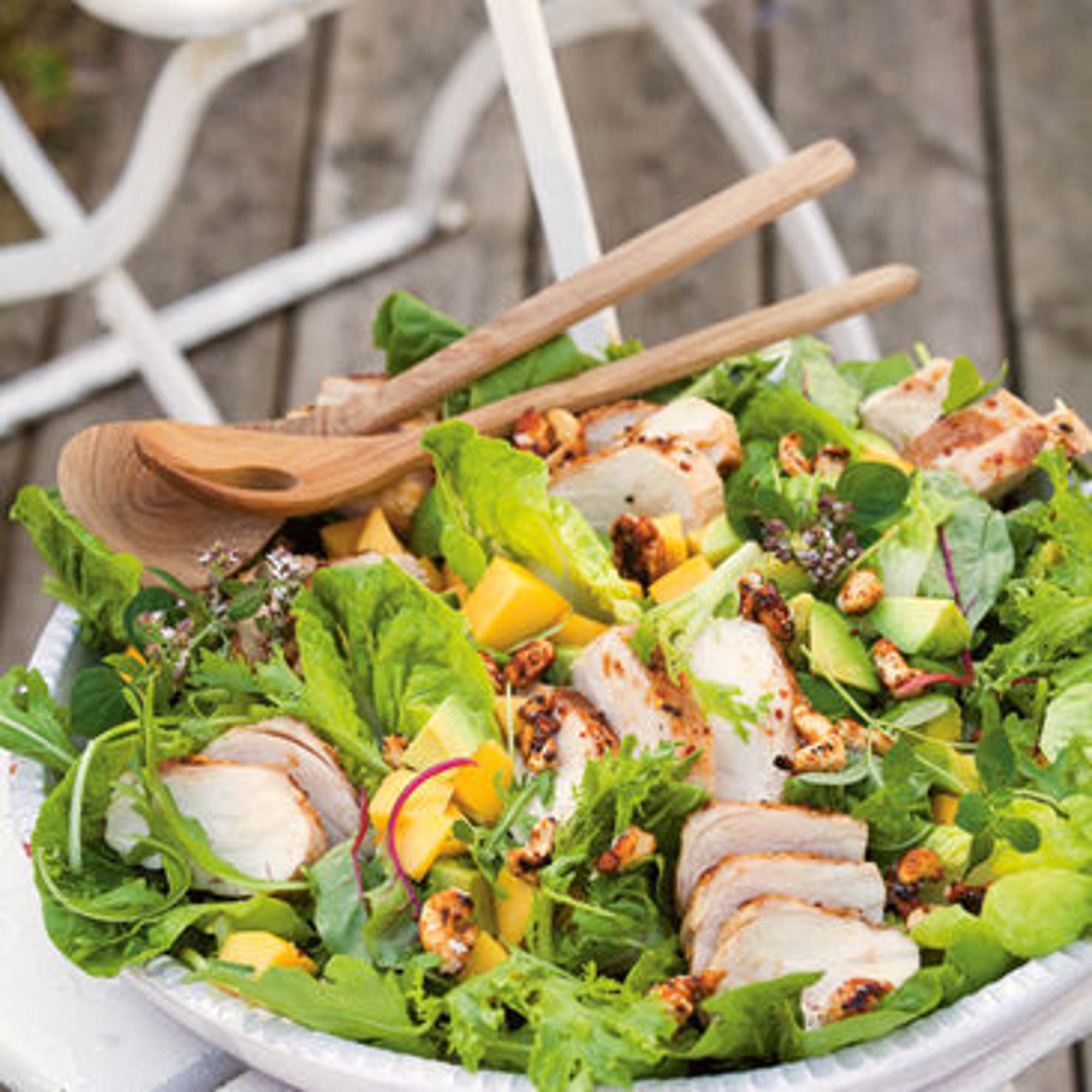 Kycklingsallad med mango och kryddstarka nötter
