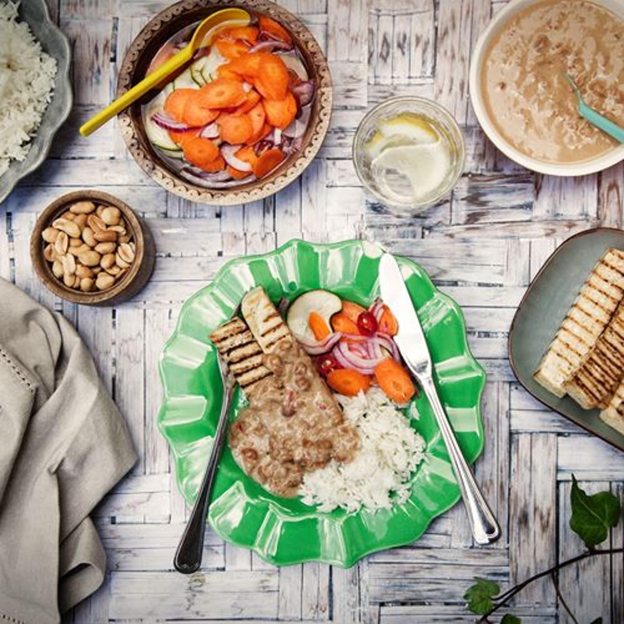 Tofu zatay med picklade grönsaker och ris