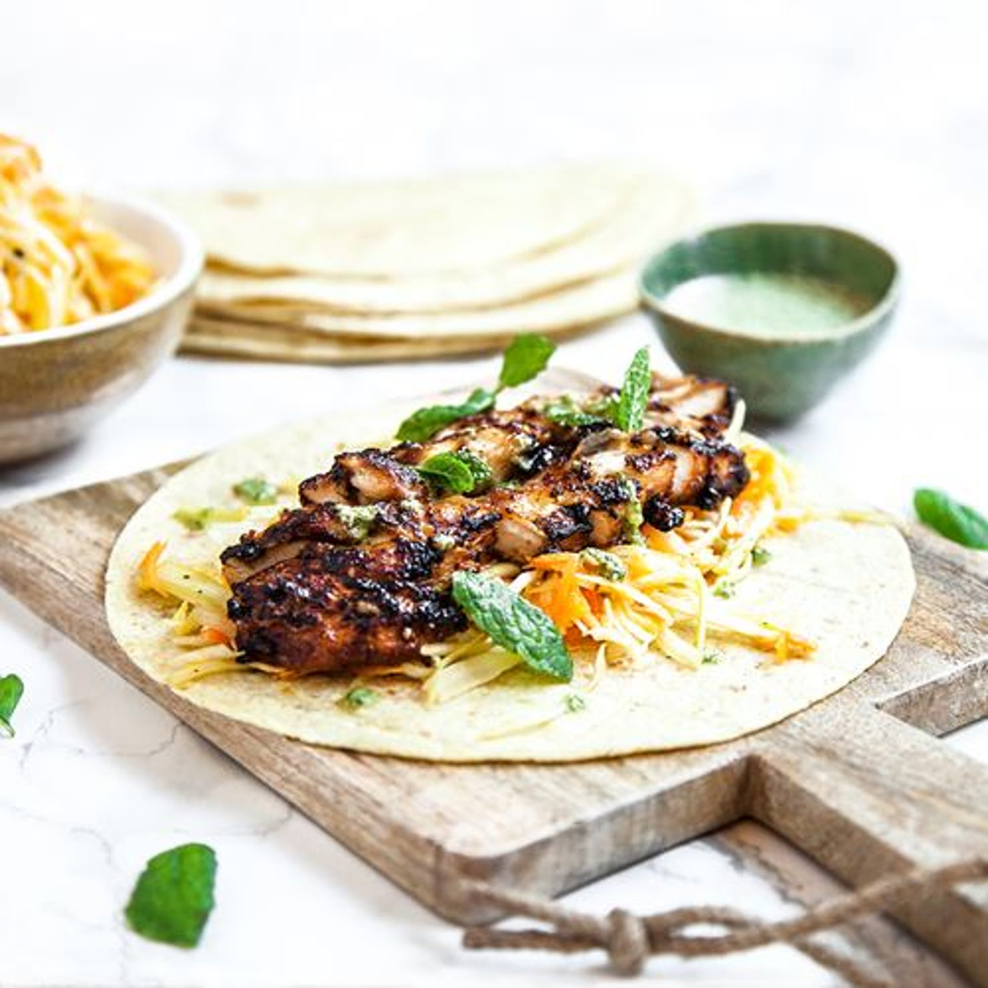 Marinerad kyckling på tortilla med coleslaw och salsa verde