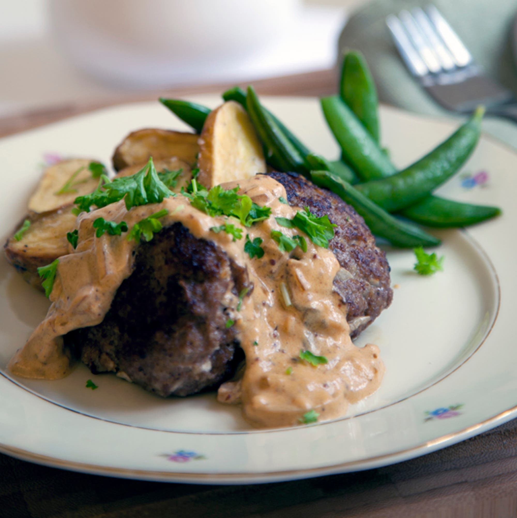 Viltfärsbiffar med svampsås och rostad potatis