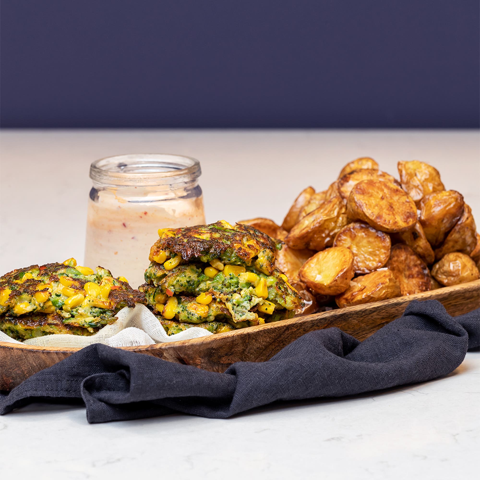 Broccoli- och majsfritters med rostad potatis och chilimajo