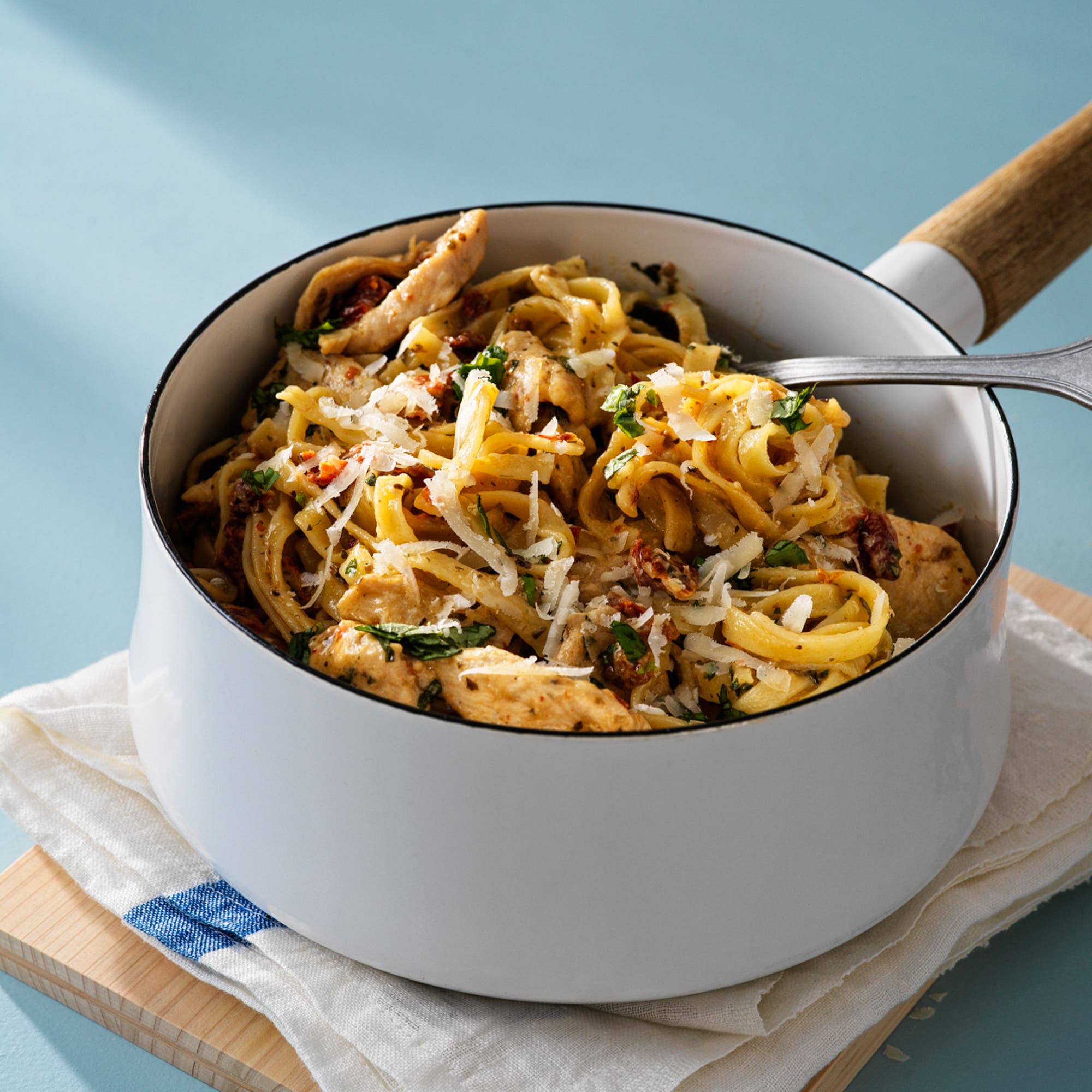 Krämig kycklingpasta med soltorkad tomat