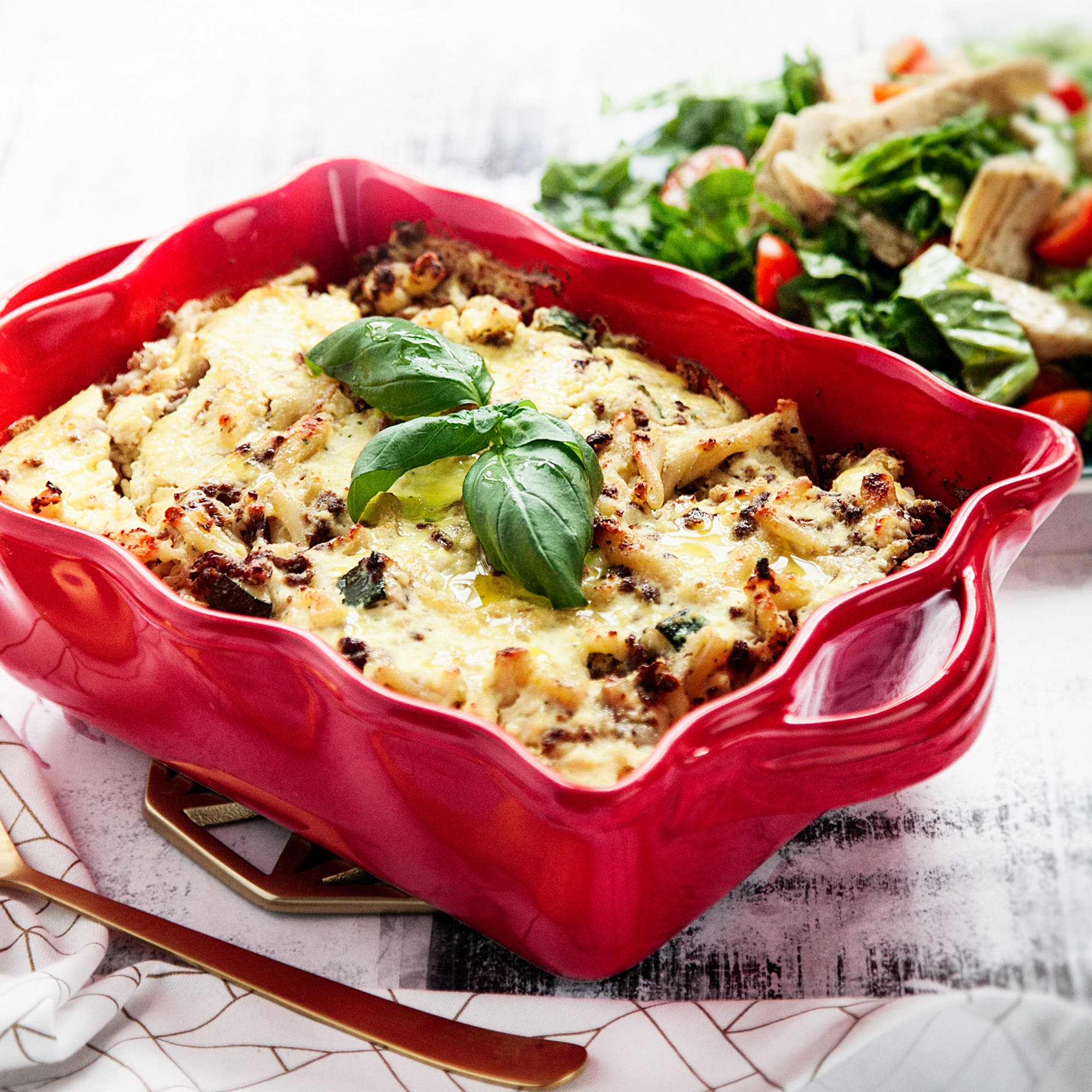 Pastagratäng med grönsallad