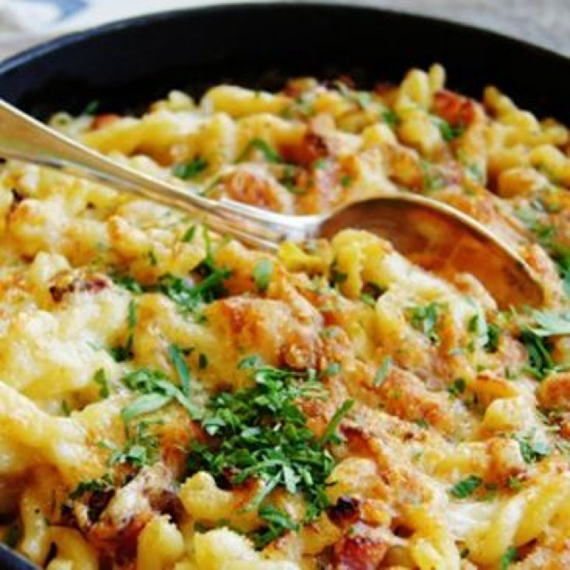Mac 'n cheese med savojkål och rökt sidfläsk