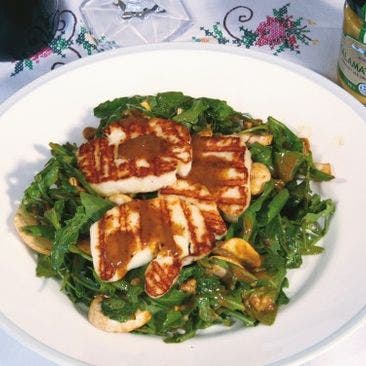 Ruccolasallad med halloumi