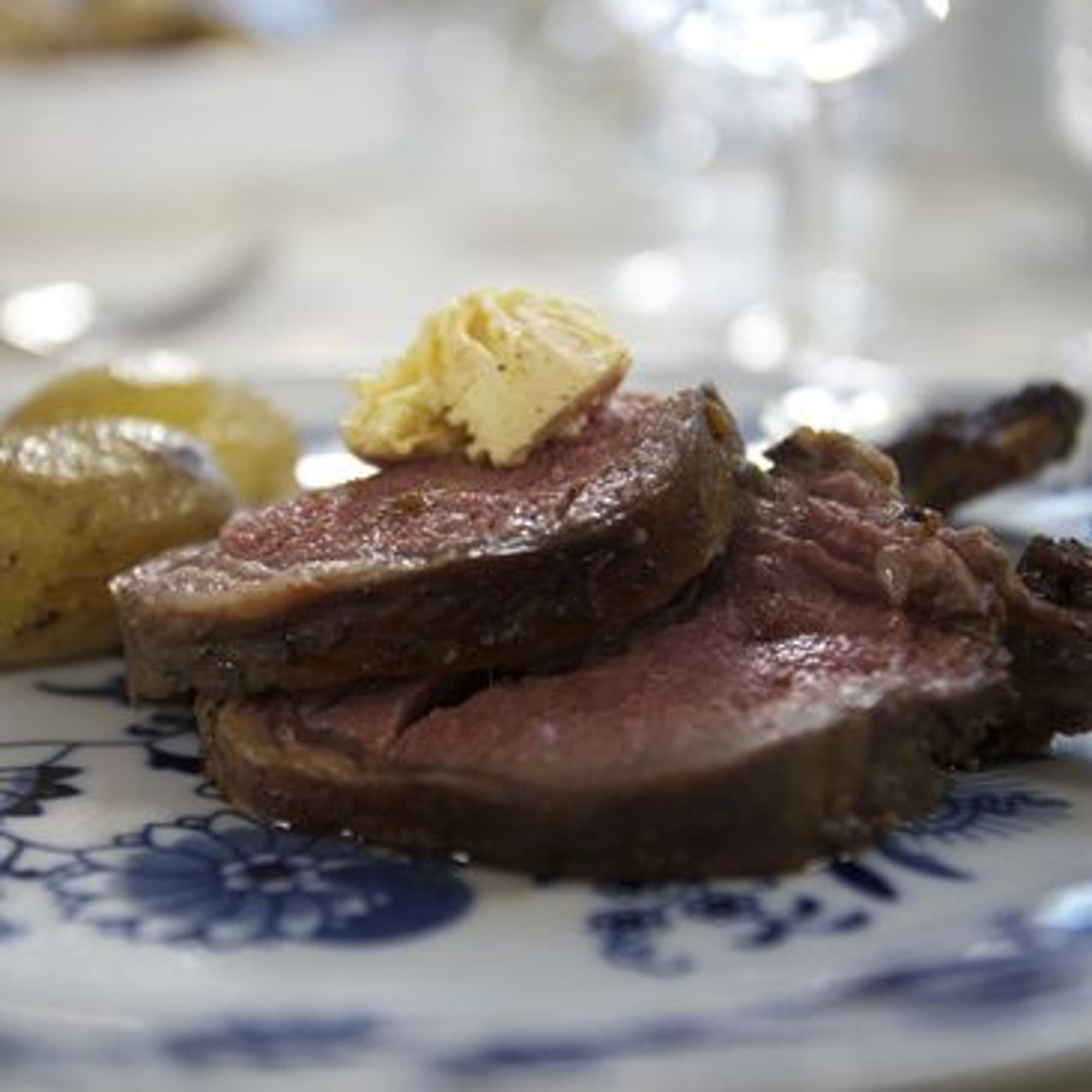 Lammracks med rosmarinrostad potatis och kryddsmör