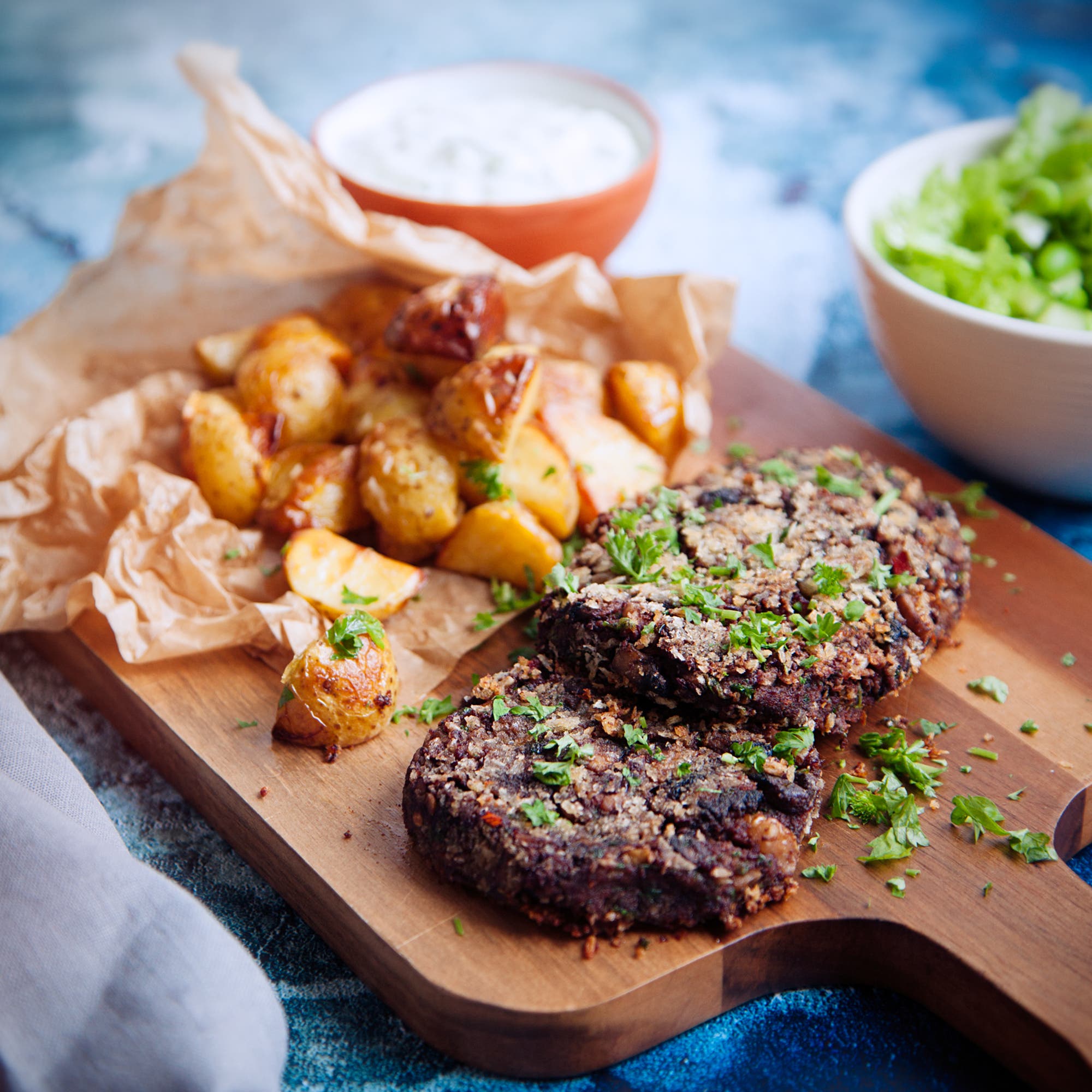 Pankopanerade svampbiffar med rostad potatis och tzatziki