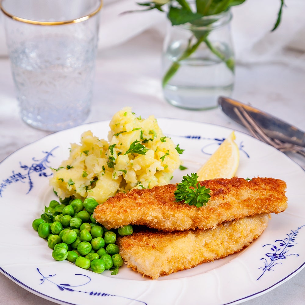 Fiskpinnar med örtkrossad potatis och gröna ärtor