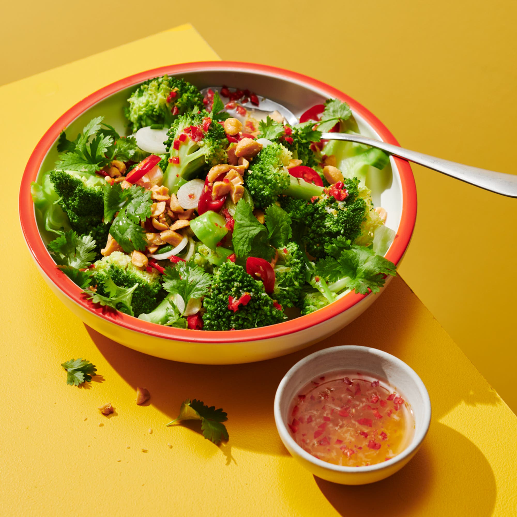 Broccoli med rostade jordnötter och nuoc cham