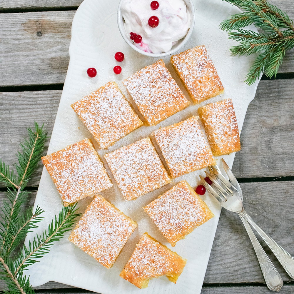 Saffranskladdkaka med lingongrädde