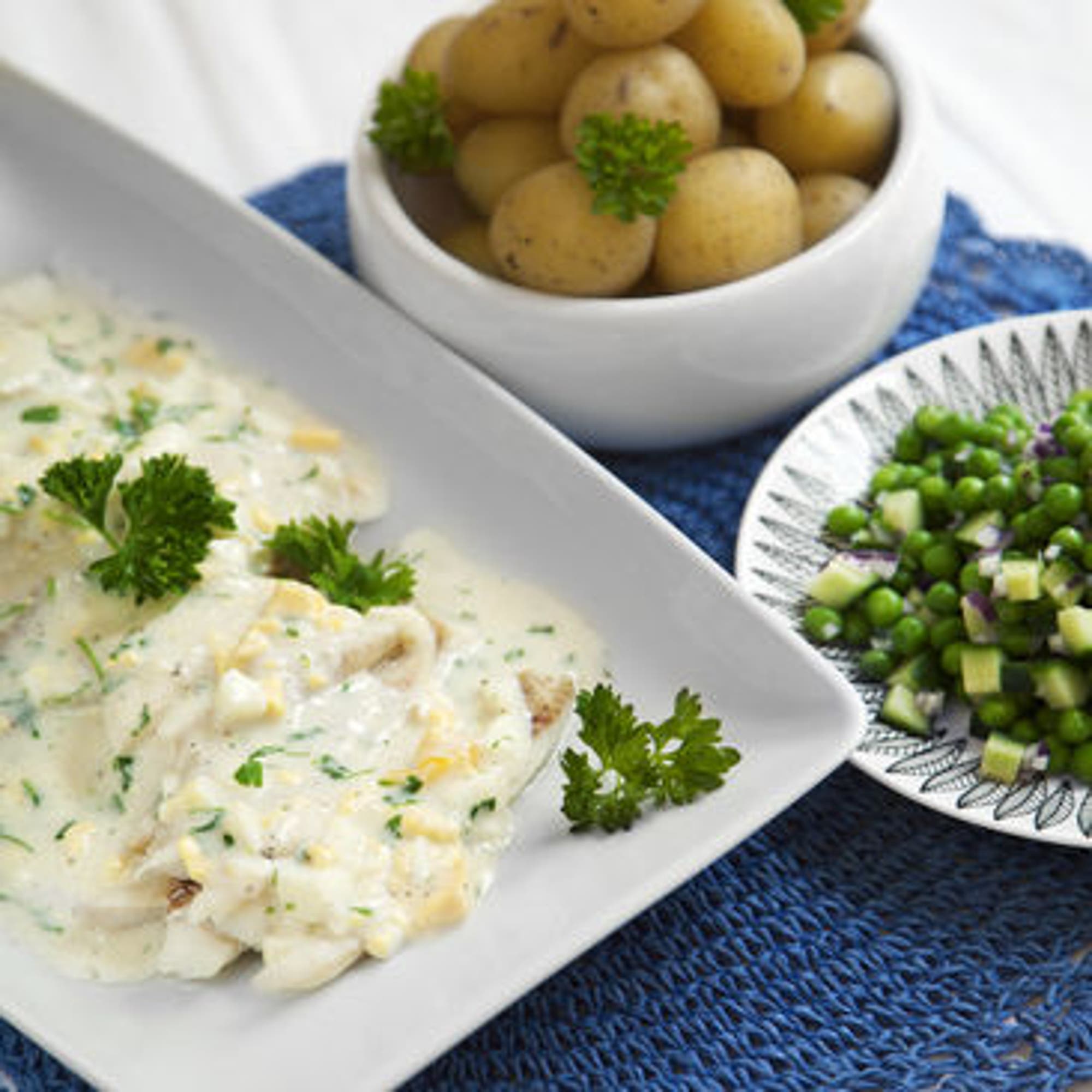 Kokt torsk med äggsås potatis och ärtsallad