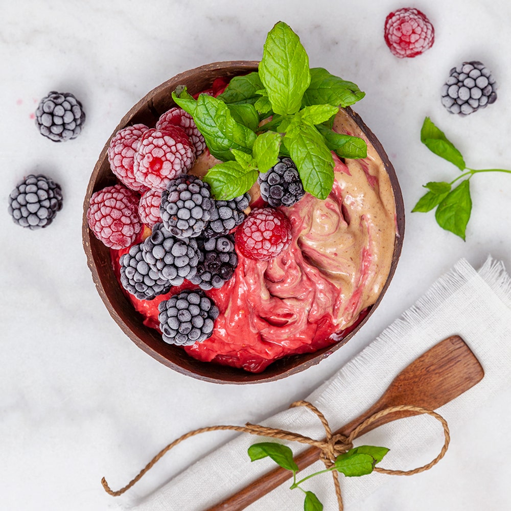 Smoothiebowl med mandelrippel och bär
