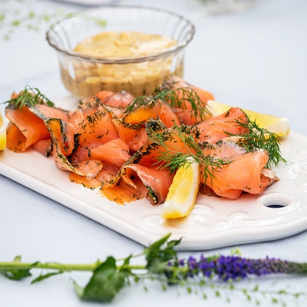 Gravad lax med citronskivor och dill