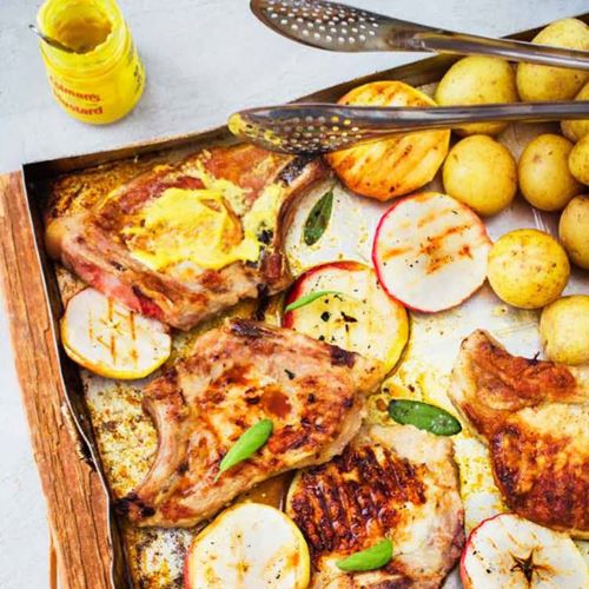 Grillad fläskkotlett med äpple, salvia och senap