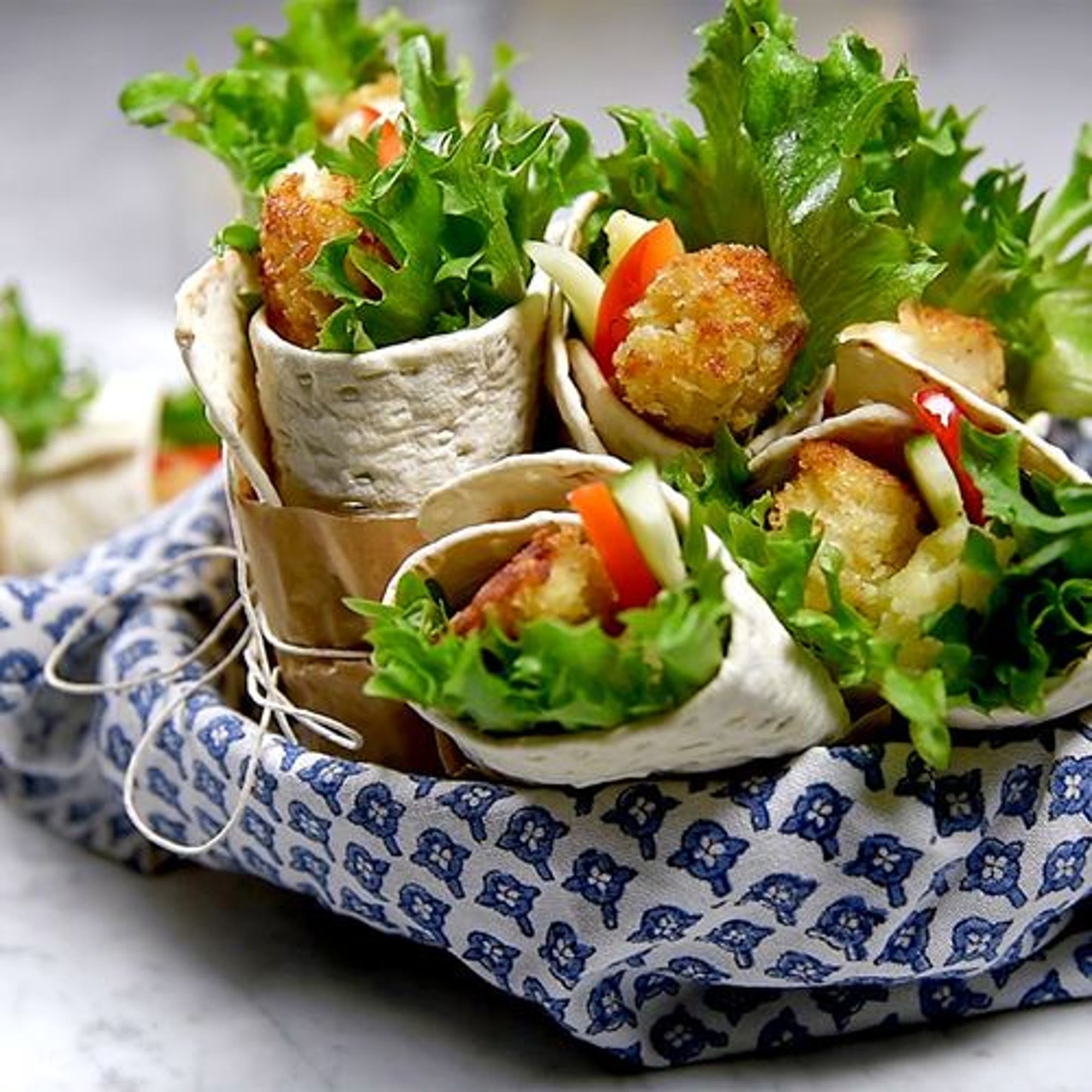 Tunnbrödsrulle med frasig fisk och potatisstomp