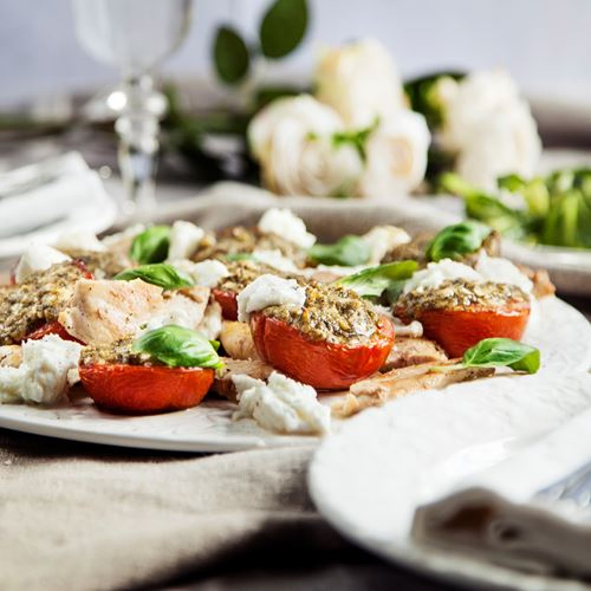 Stekt kyckling på pestogratinerade tomater och mozzarella