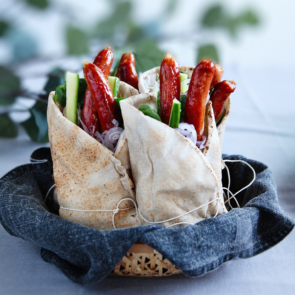 Wrap med korv och fetaostmos