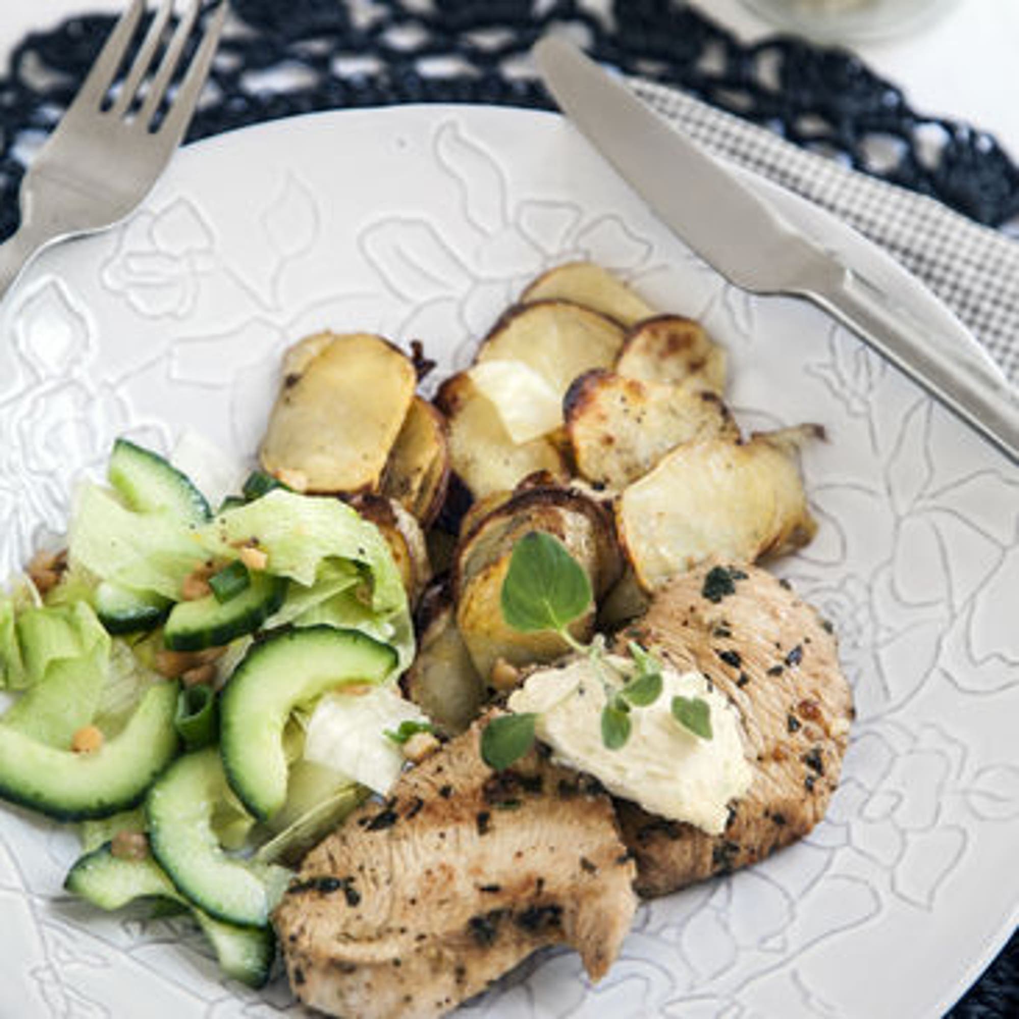 Oreganomarinerad kalkonfilé med citronpotatis och limesmör
