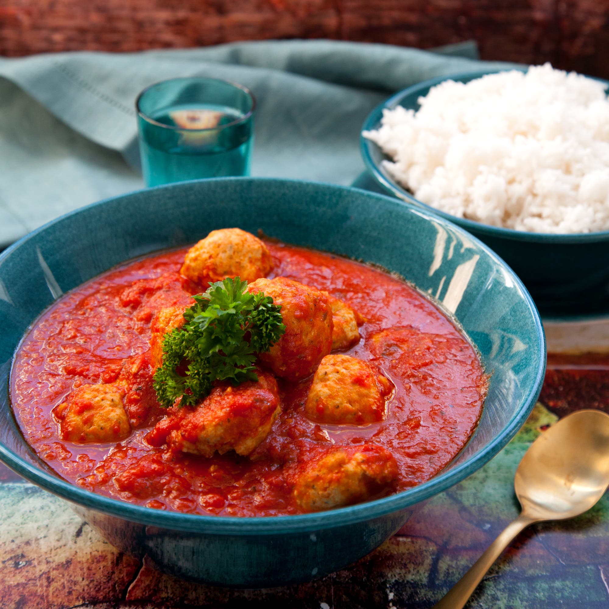 Kalkonfrikadeller i mustig tomatsås