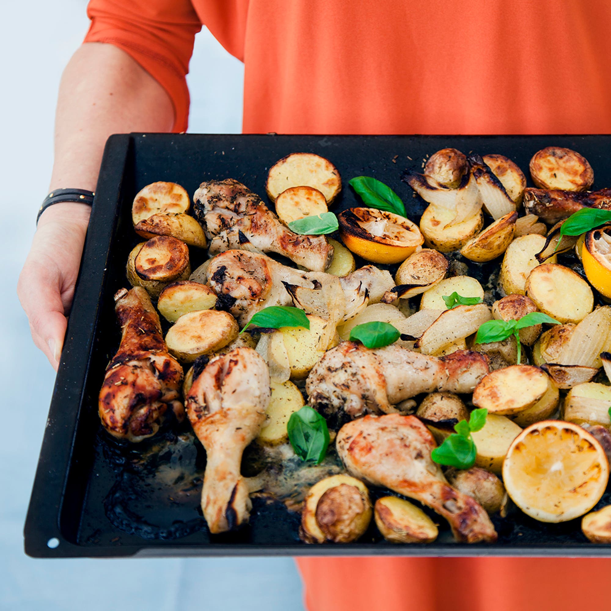 Citronrostad kyckling med örter, potatis och hoummus