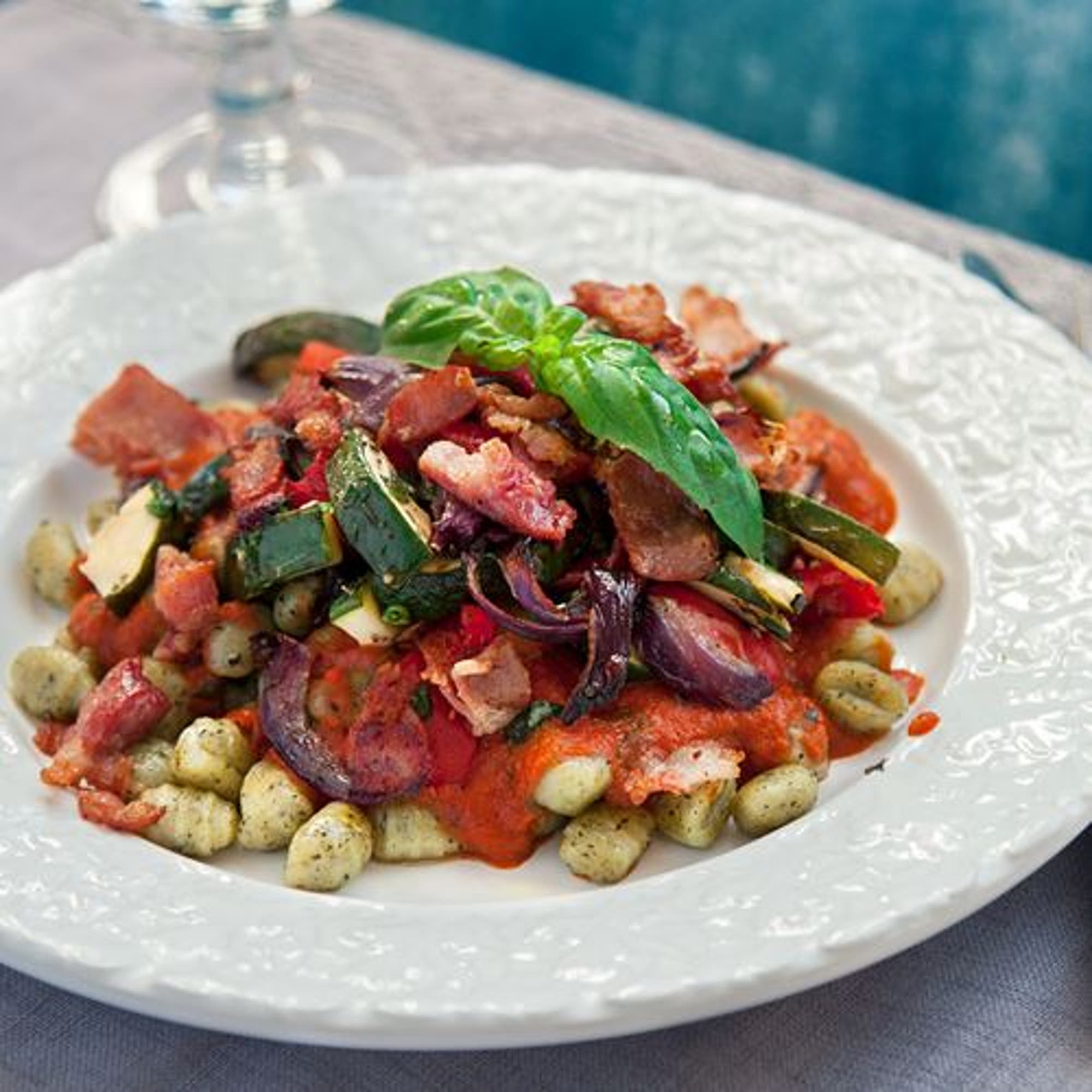 Gyllenstekt gnocchi med medelhavsgrönsaker och bacon