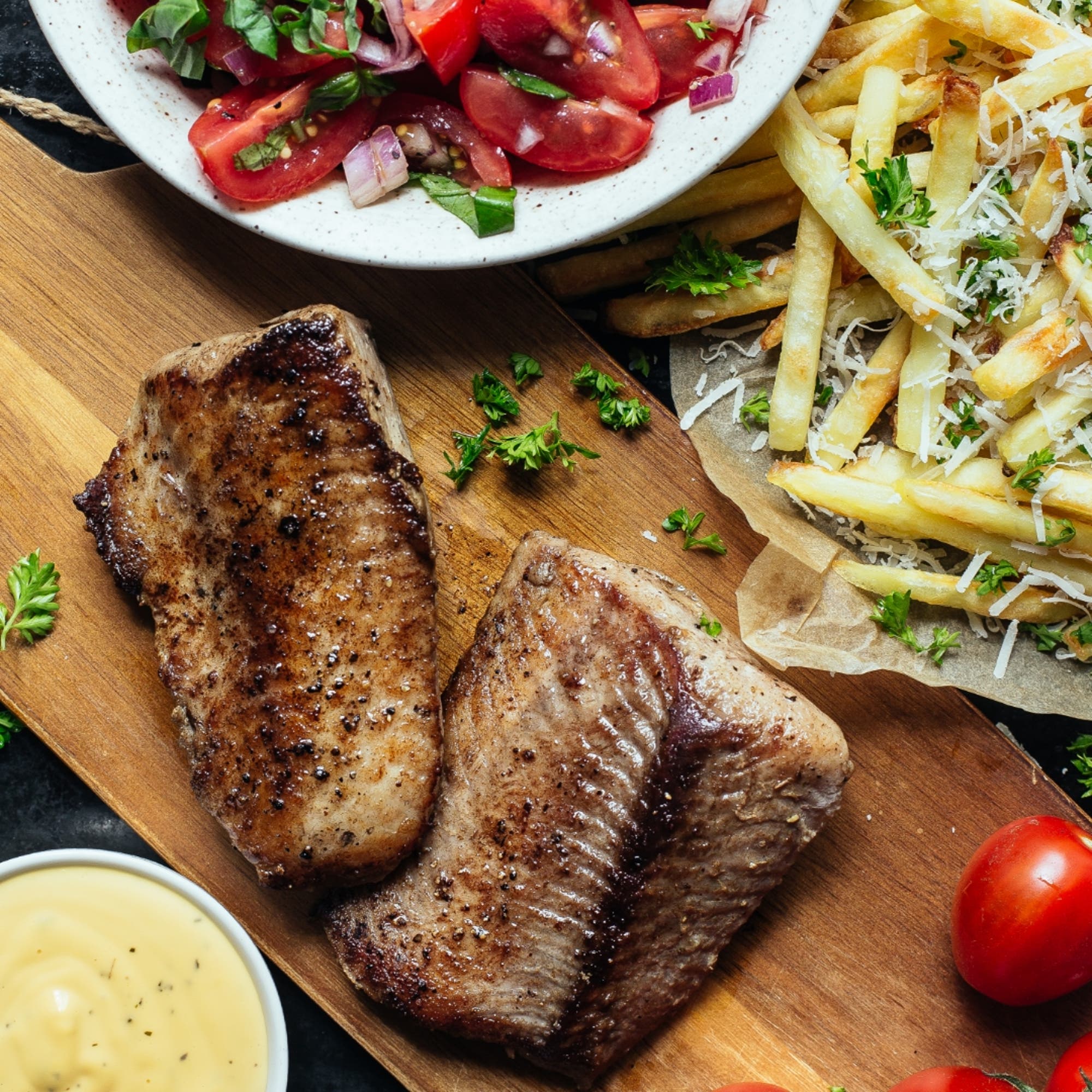 Ryggbit av Gårdsclarias serveras med pommes och tomatsallad