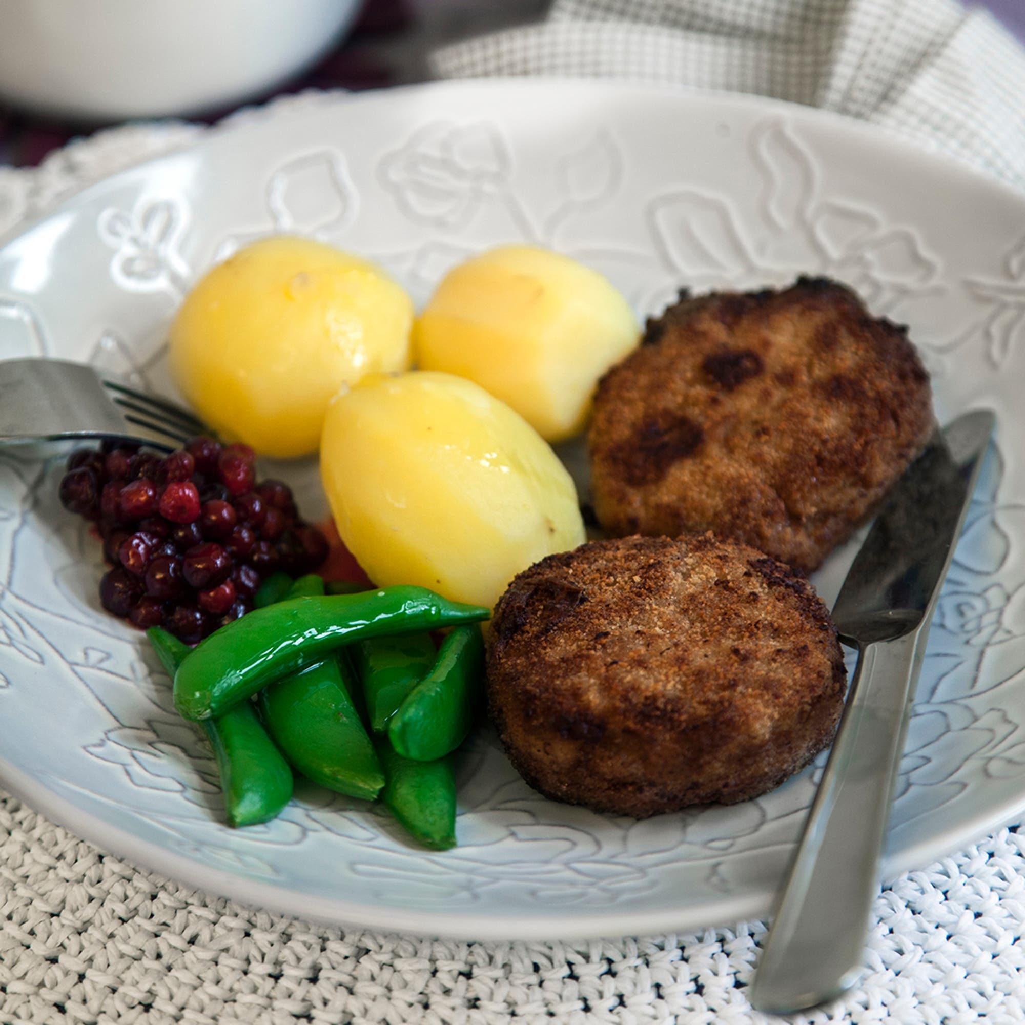 Pelles pannbiffar med söta lingon