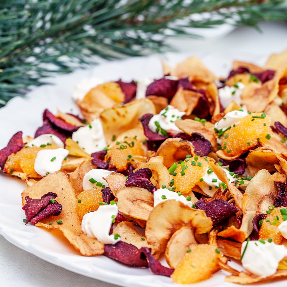 Rotfruktschips med smetana och löjrom