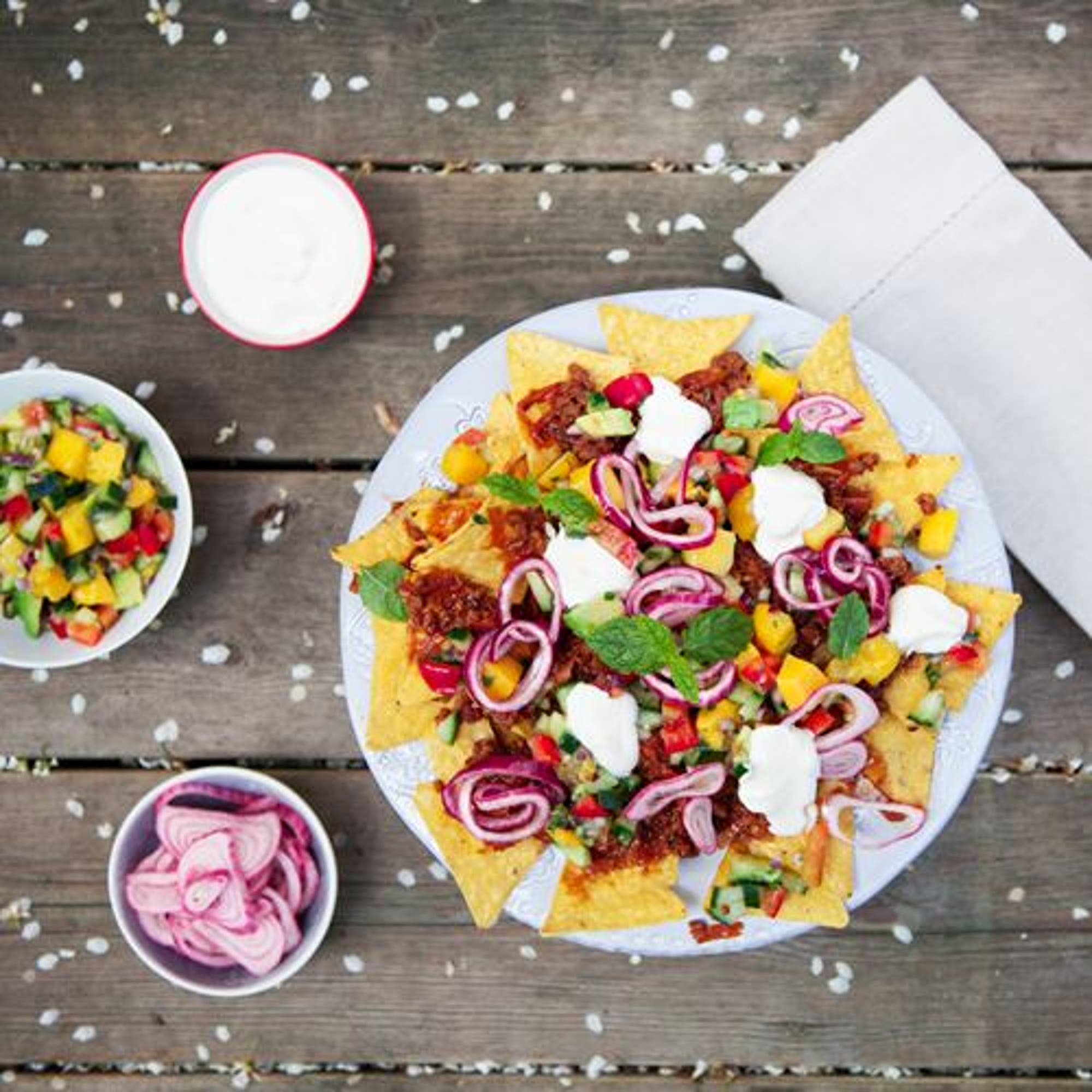Snabblagad vegochili med mangosalsa och picklad rödlök