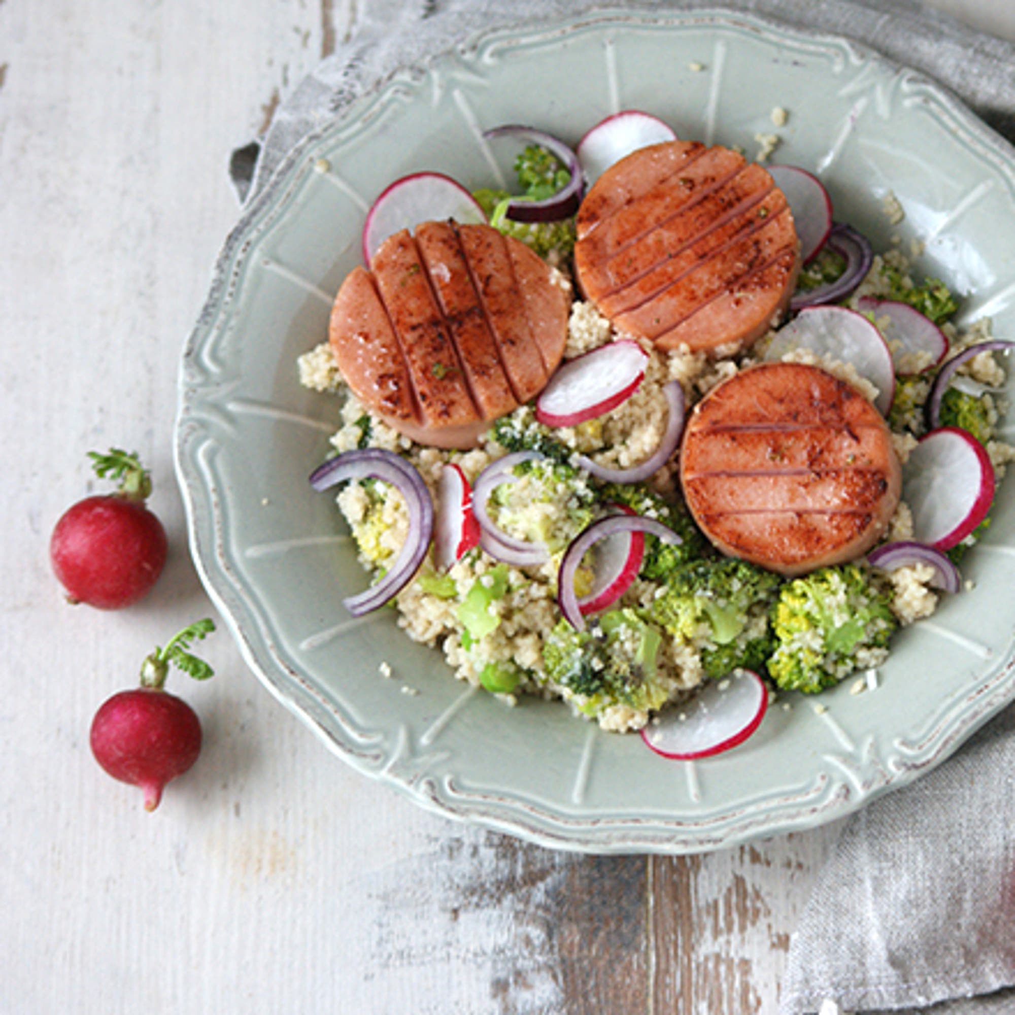 Broccolisallad med couscous och falukorv