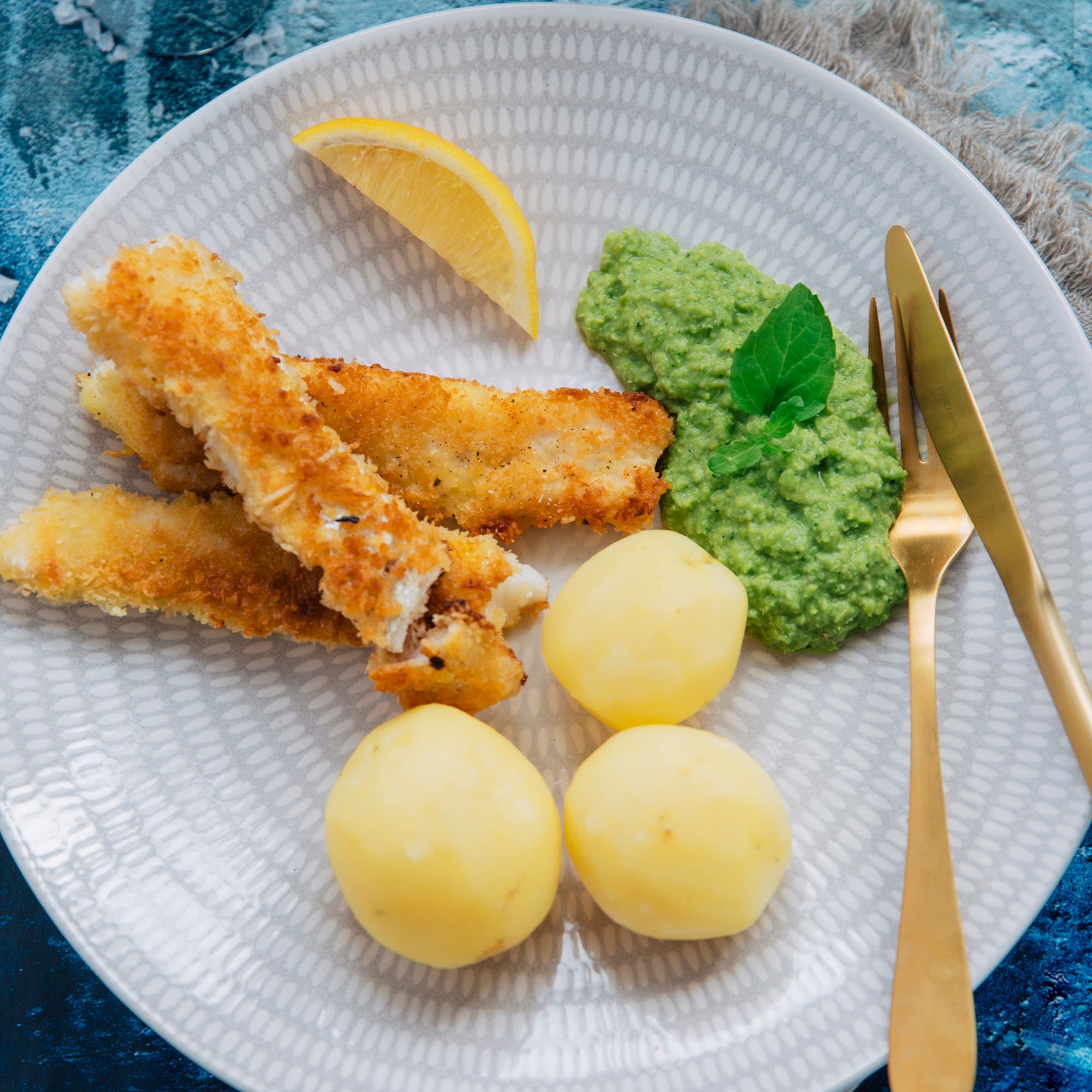 Fish fingers med myntakryddad ärtpuré