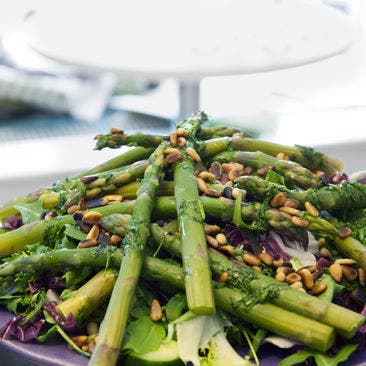 Somrig sallad med grillad sparris och dilldressing