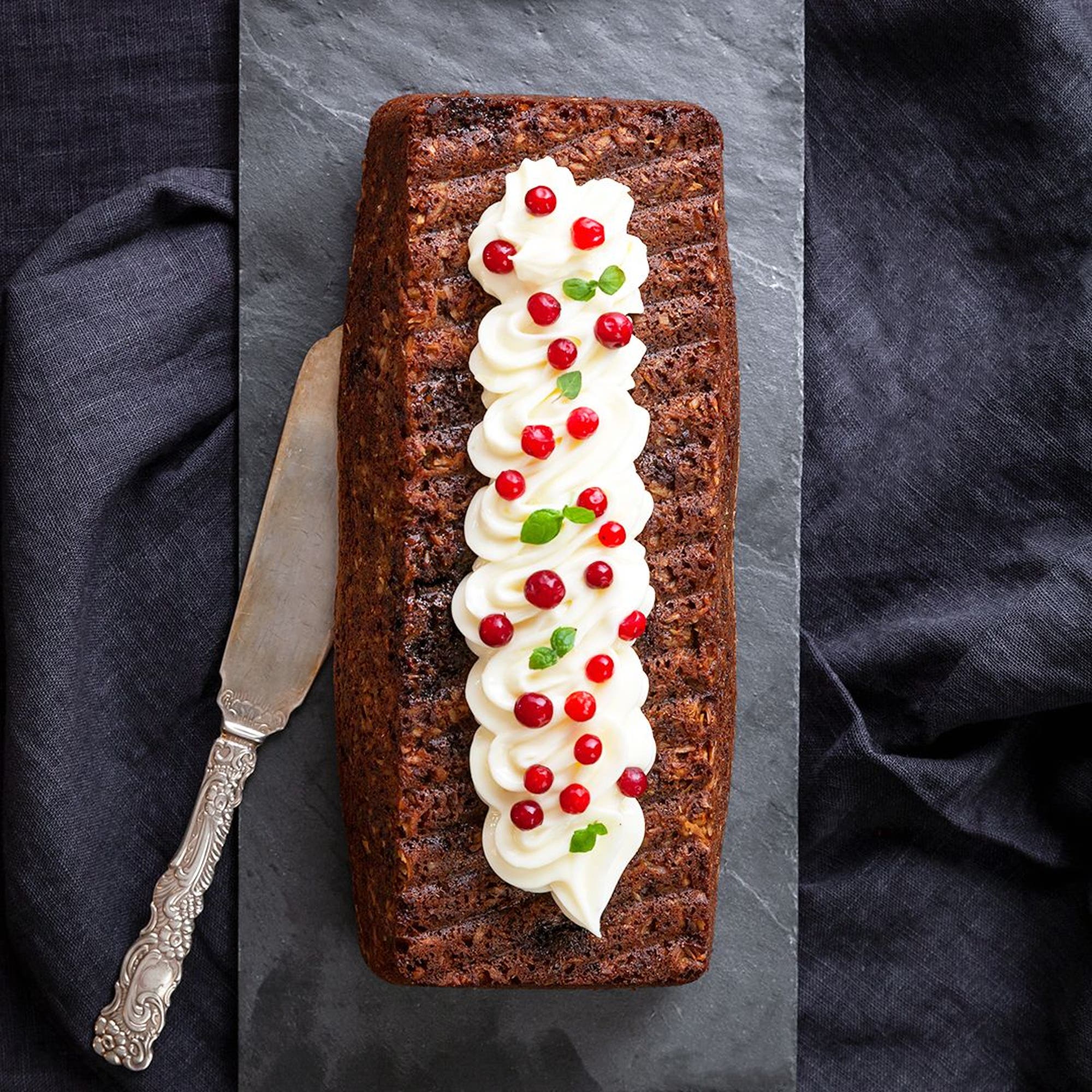 Mjuk pepparkaka med frosting och lingon