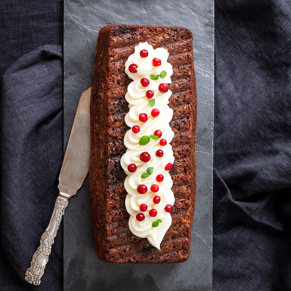 Mjuk pepparkaka med frosting och lingon