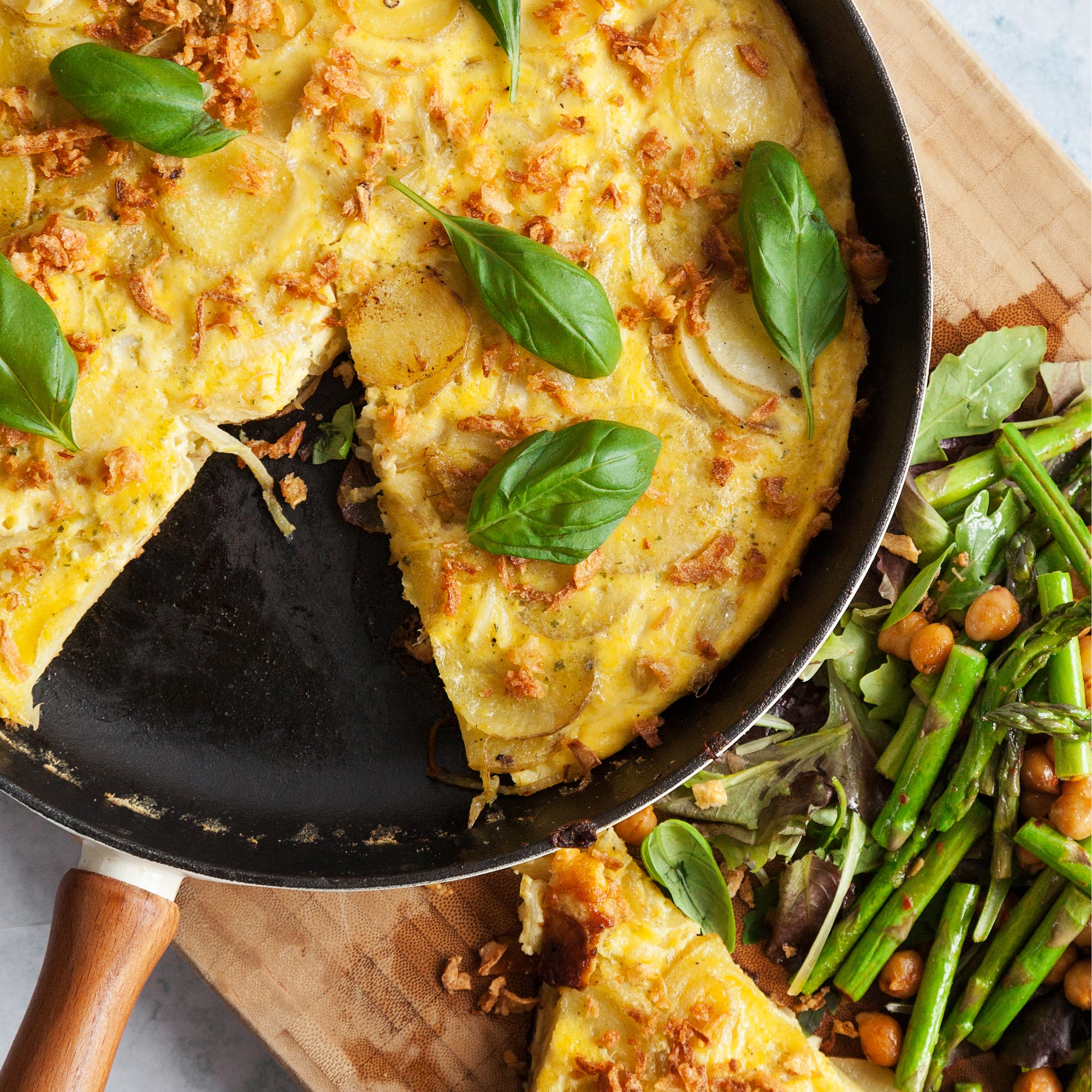Spansk tortilla med rostad lök och sparrissallad