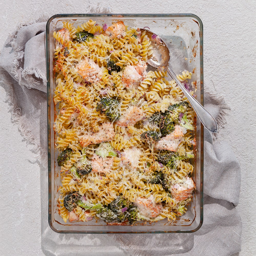 Pastagratäng med lax och broccoli