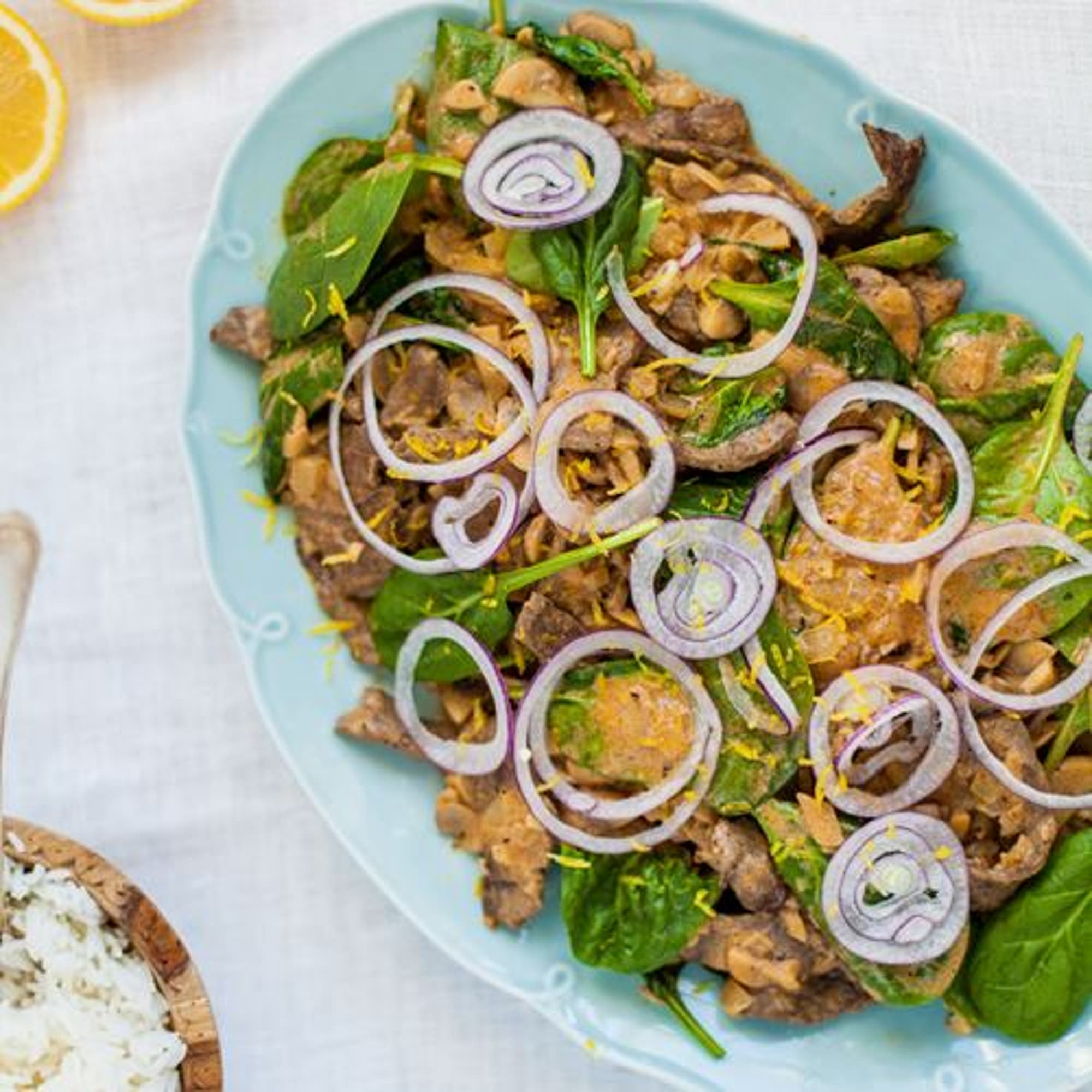 Stroganoff med rödlök, spenat och citron