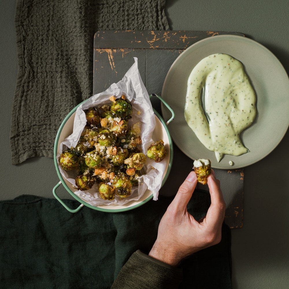 Friterad brysselkål med jalapeñokräm