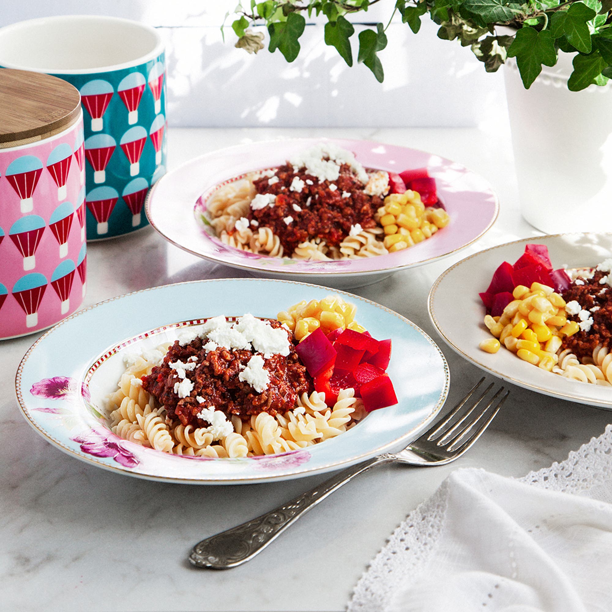 Köttfärssås med pasta och fetaostsmul