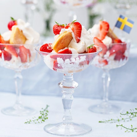 Jordgubbsdessert i glas med mascarponekräm, vispad grädde och maräng