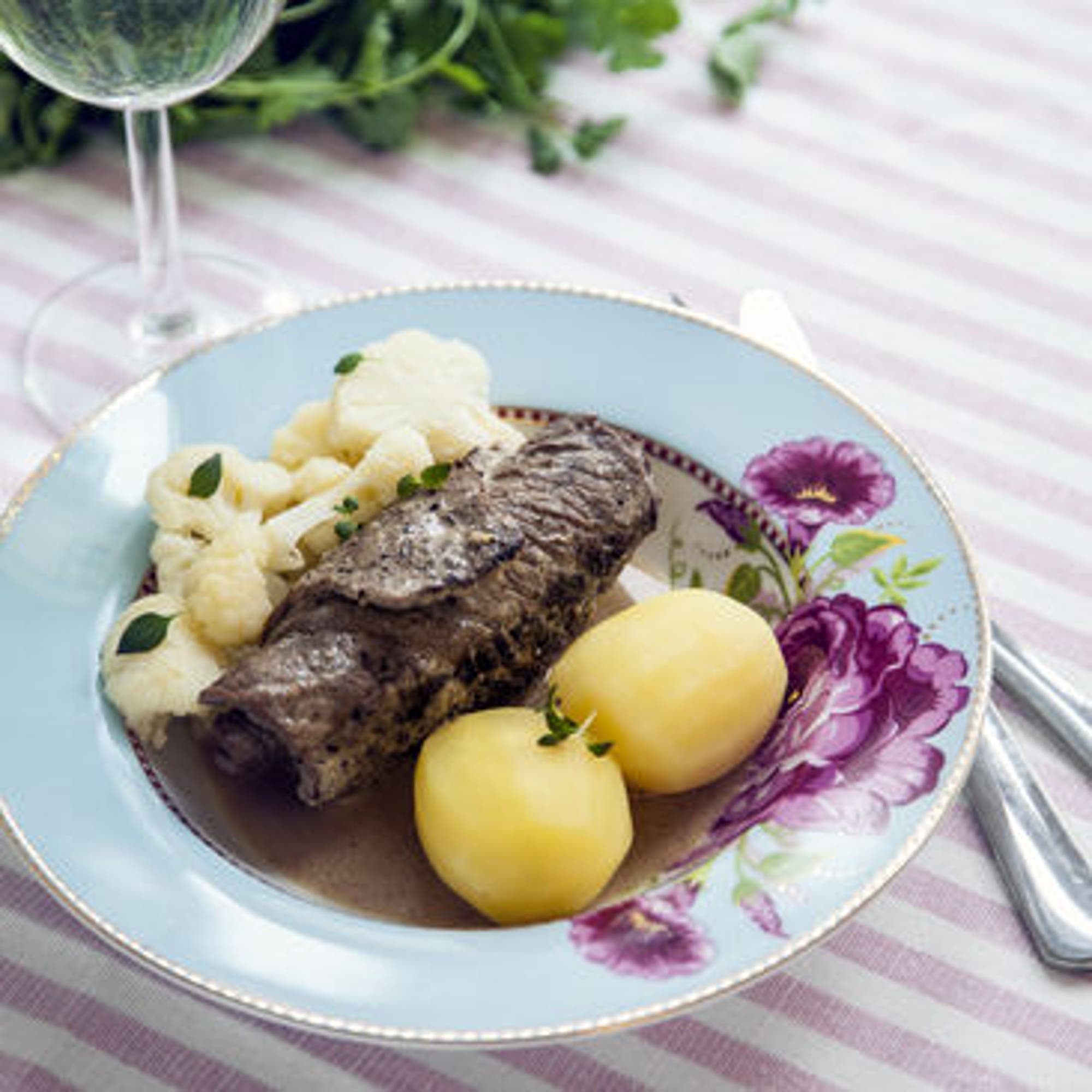 Kurt Weids oxrullader i gräddsås med pressad potatis